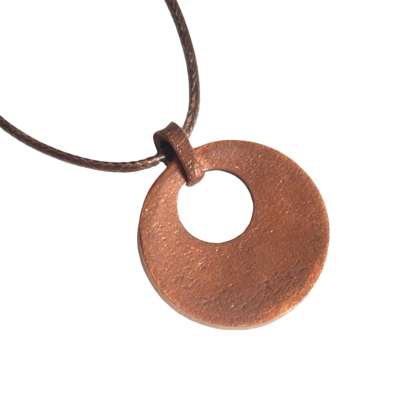 Collar con medallón mediano que imita al cobre y lleva una pátina azul